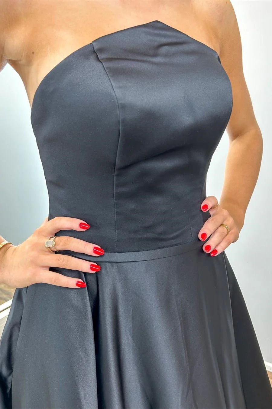 Vestido de fiesta con hombros descubiertos y espalda abierta sencilla